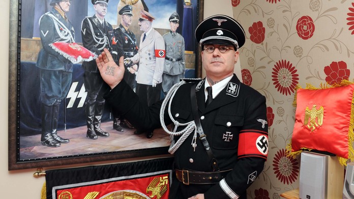 Zbláznil se? Muž běžně chodí v nacistické uniformě a zbožňuje Hitlera