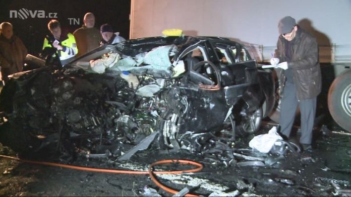 Na Rakovnicku narazilo auto do stromu, řidič na místě zemřel
