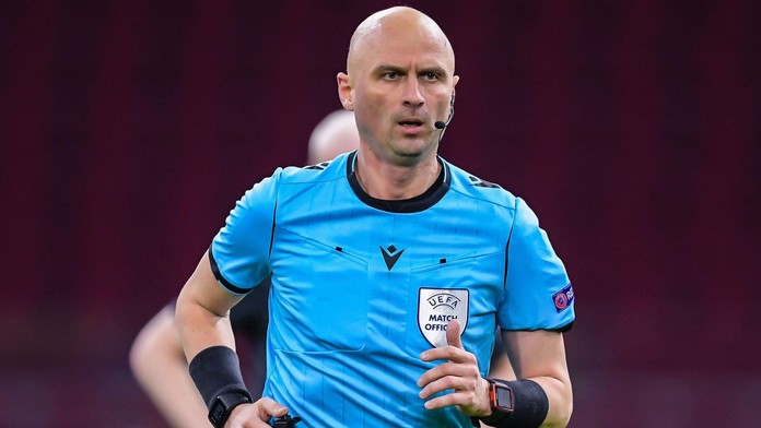 Na český tým jde sudí, který kartami rozhodně nešetří. Penalty má taky rád
