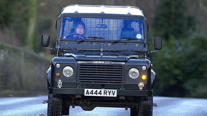 Alžběta II.: náruživá řidička bez autoškoly, která vyděsila i saúdského prince
