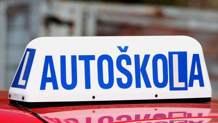 Instruktorovi se nezdála jízda žáka, nadýchal 1,6 promile