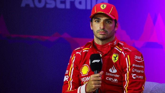 Po operaci se necítil nejlépe. Bojovník Sainz přesto zářil