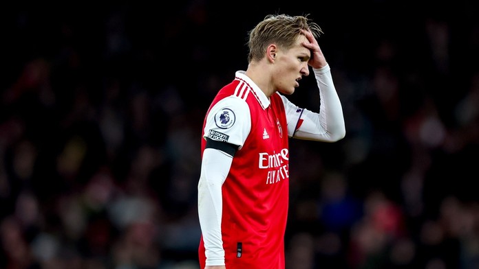 To je smůla. Fanoušek zrušil dovolenou, aby viděl Arsenal vyhrát titul. Žena zuří