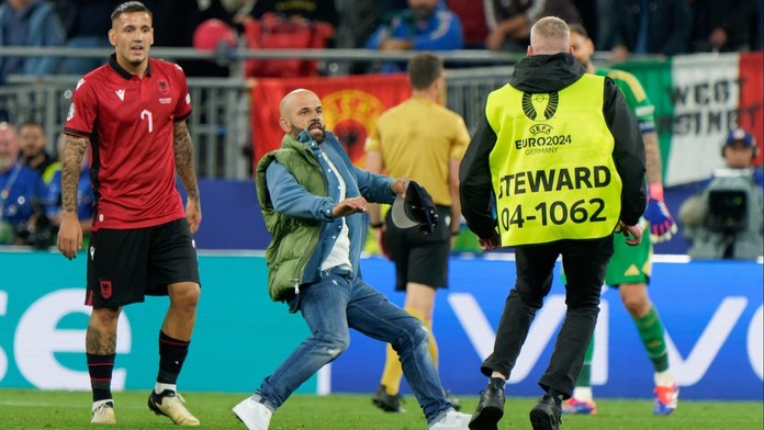Fanoušek na hřišti narušil zápas na Euru. Náš nejlepší driblér, smějí se Albánci