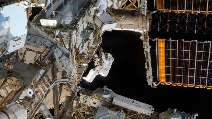 Astronauti vyrazili mimo bezpečí ISS, připojili nový adaptér