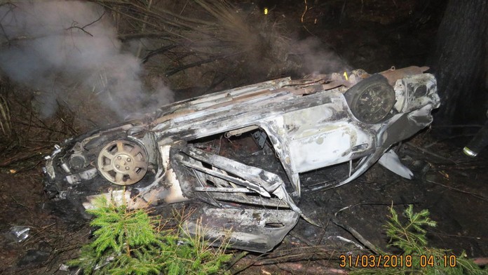 Mladík zničil auto. Utekl k dědovi a místo policie zavolal maminku