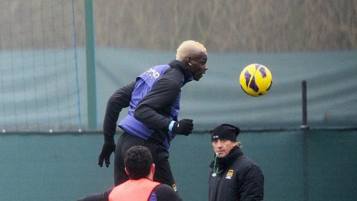 Nový rok, nový účes: Balotelli se objevil na tréninku jako blonďák!