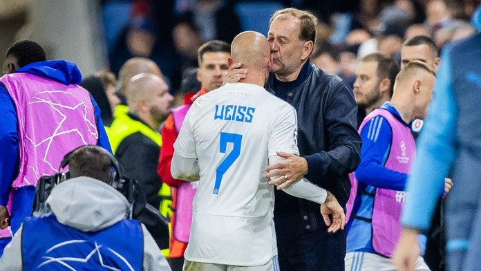 Vladimír Weiss mladší se svým otcem při utkání Ligy mistrů s Manchesterem City
