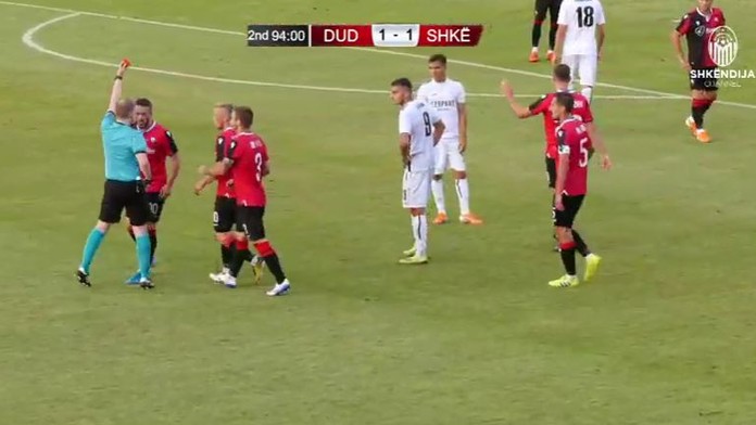 Emoce v hlavní roli! Fotbalista se neudržel a vrhl se na rozhodčího