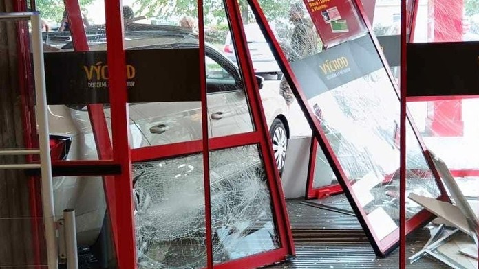 Osobní auto vjelo do vestibulu prodejny