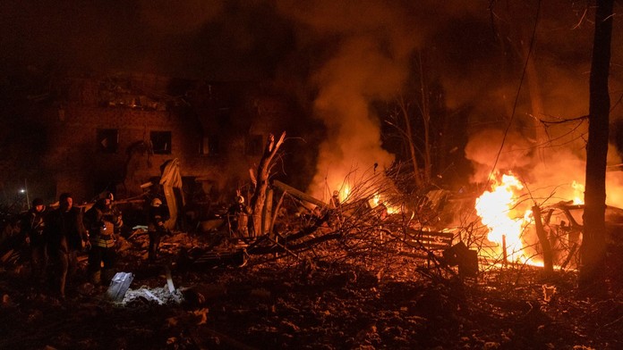 Rusko pokračuje v bombardování i na silvestra, v centru Charkova hoří