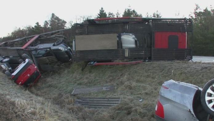 Kamion vysypal NÁKLAD AUTOMOBILŮ! Silnice UZAVŘENA!