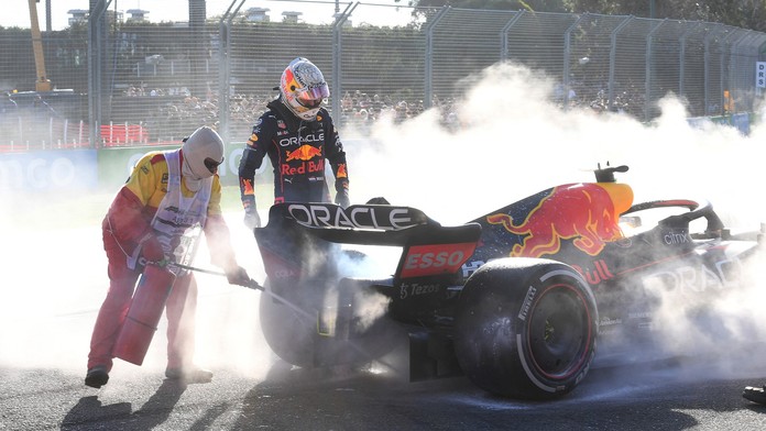 Leclerc si dojel pro další vítězství, Verstappenův vůz skončil v ohni