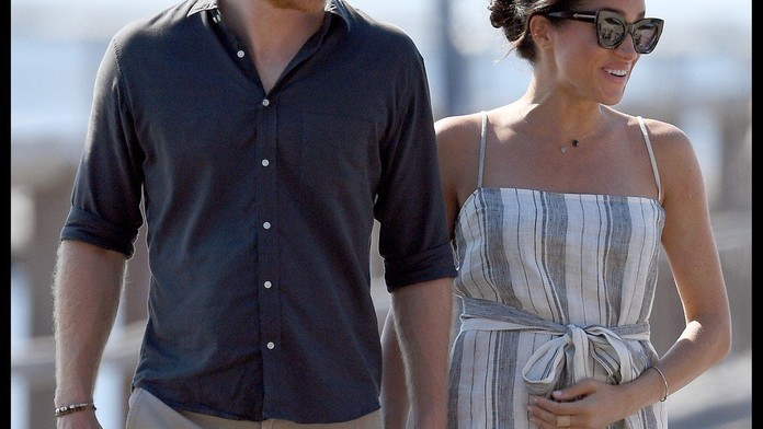 Už kope? Meghan si držela bříško! Rozparek ale ukázal až příliš