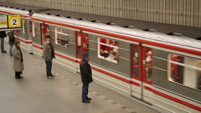 Cestující v pražském metru mají nervy. Kvůli vadné výhybce