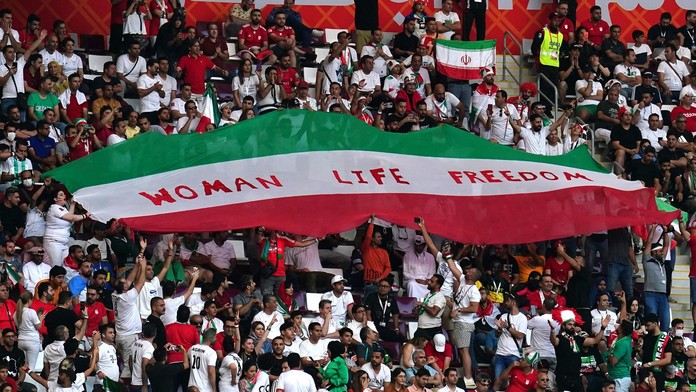 Íránští fotbalisté nezpívali hymnu. Podpořili protesty proti režimu
