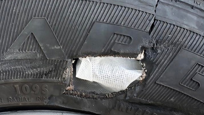 Muž chtěl opravit pneumatiky náplastí a gázou z lékárničky! Je ve vězení
