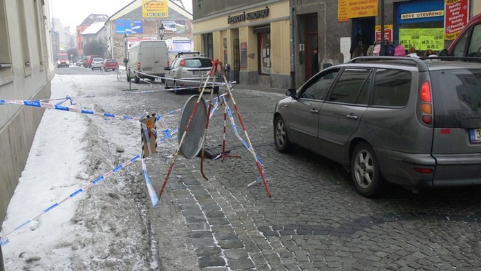 Desetiletou dívenku z Jihlavy zranil kus padajícího ledu ze střechy