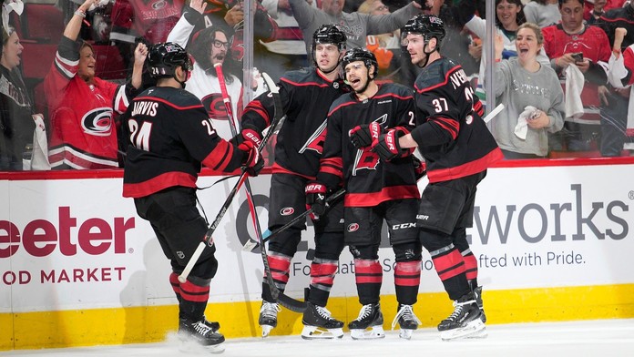 Na rozjetou Carolinou nestačili ani Flyers. Hurricanes vyhráli i popáté