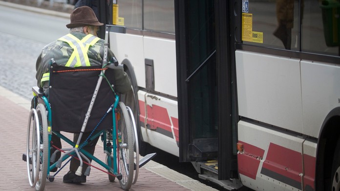 Vláda zapomněla u slev na jízdné na invalidy. Dosud platí plnou cenu
