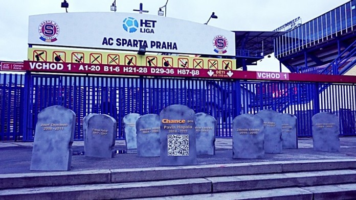 Provokace na Letné? Hapalovi u brány Sparty postavili pomník!