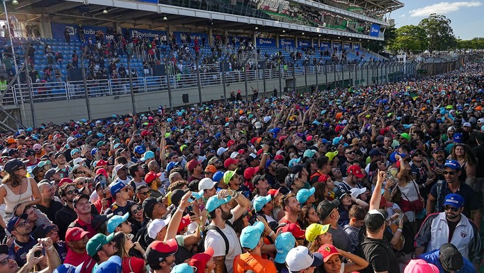 Pořadatelé F1 v Brazílii mají problém. Diváci během závodu vnikli na okruh