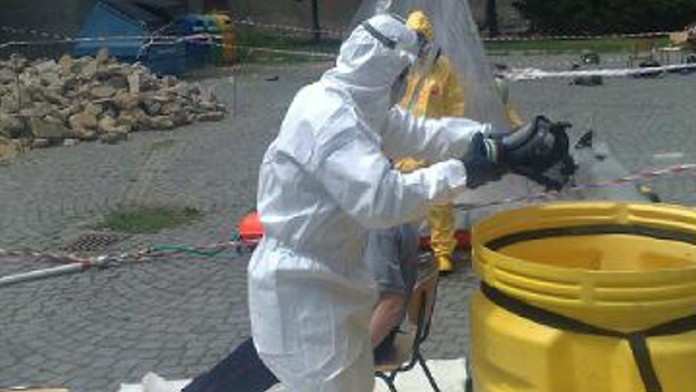Při rekonstrukci domu unikla neznámá chemikálie