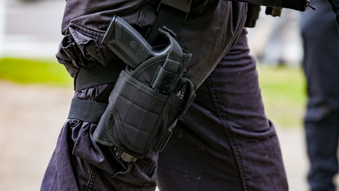 Policistka si spletla paralyzér se zbraní a zastřelila černocha. Je vinna, rozhodl soud