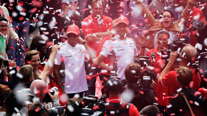 Mezi piloty McLarenu to skřípe. Hamilton se musel kolegovi omluvit