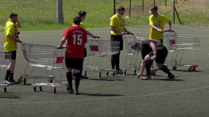 Jsou na nákupu? Ne, hrají fotbal! Takhle se dá hrát v době koronavirové