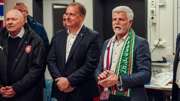 Čechům po postupu gratuloval v kabině i Pavel. Fanoušci se kvůli tomu pohádali