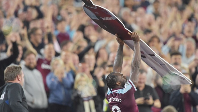 Michail Antonio zvedá vlastní podobiznu