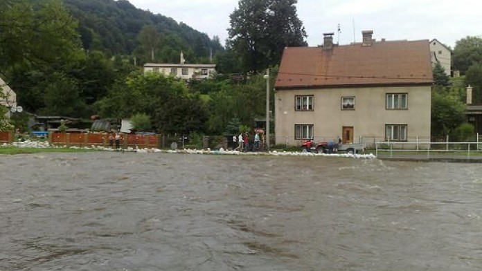 Hladiny řek klesají, doprava v Ústí je obnovená