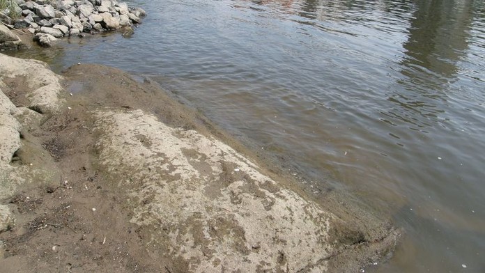 Hladina Labe klesá, v Děčíně se objevil hladový kámen