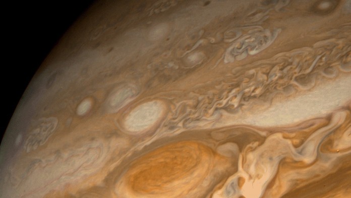 Bouře v obří rudé skvrně Jupiteru zrychluje. Astronomové nechápou proč