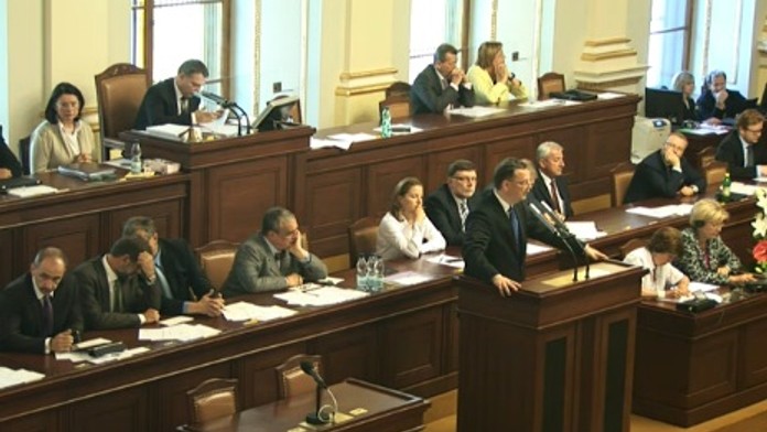 Rozhodně neodstoupím, jde o mediální guláš, vzkázal ze Sněmovny Nečas
