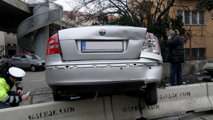 Opilá řidička nabourala auto a usnula. Měla skoro 3 promile!