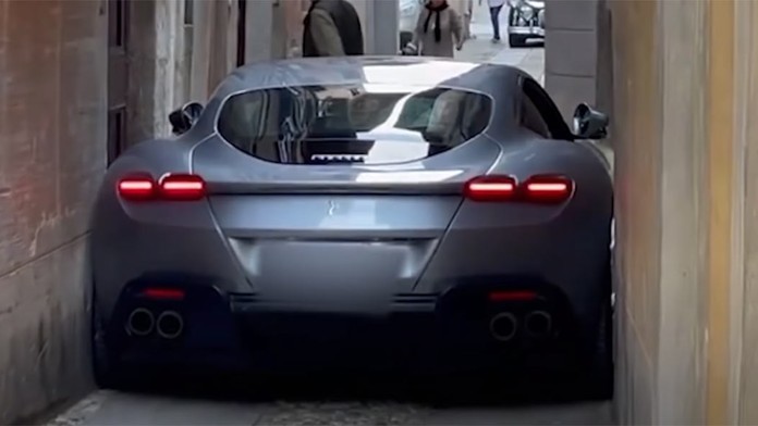 Hodně drahý zásek. Majitel luxusního ferrari podcenil uličku a uvízl v pasti