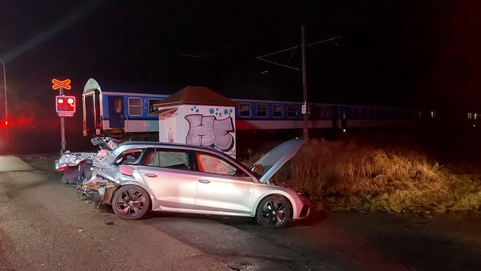 Nehoda osobního auta a vlaku v Prostějově