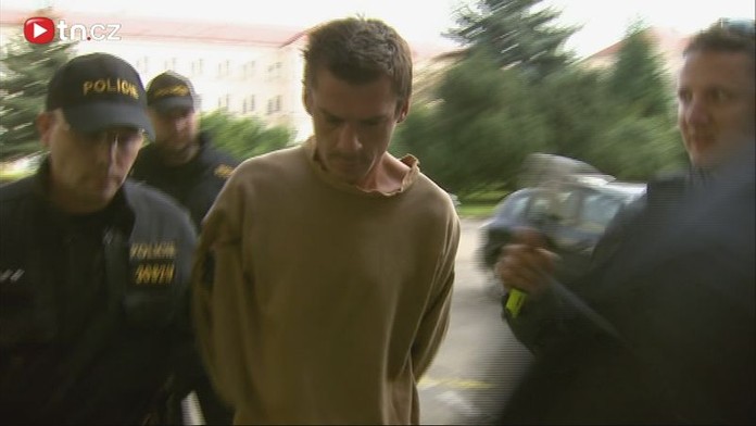 Železnou tyčí mlátil děti do hlavy! U soudu tvrdí, že jim nechtěl ublížit