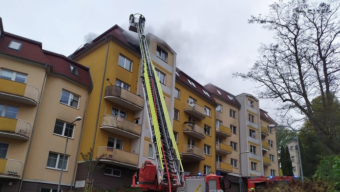 V Karlových Varech hořel obytný dům. Hasiči vyhlásili poplach