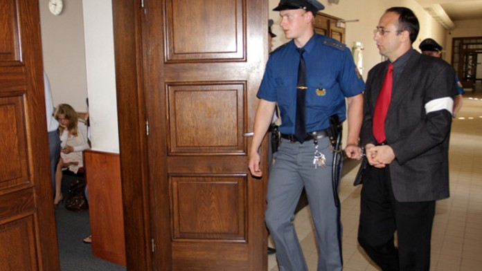 Za mrtvou přítelkyni na dně Orlíku dostal lékař 14 let