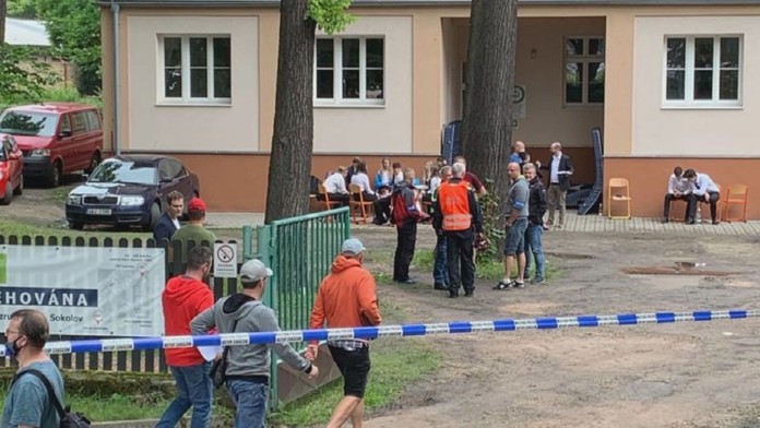 Za kolapsem 20 studentů v Sokolově je podle policie davová psychóza!