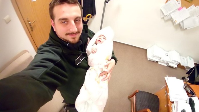 Mezi bezdomovci leželo miminko bez rodičů! Život mu zachránil policista