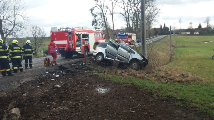 Tragická nehoda na Rychnovsku. Řidič náraz do sloupku nepřežil