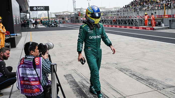 Bizarní moment. Alonso se na trati v Číně ztratil, musel se otáčet