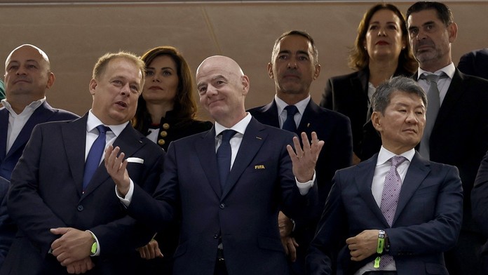 Šéf FAČR David Trunda (vlevo) s prezidentem FIFA Giannim Infantinem
