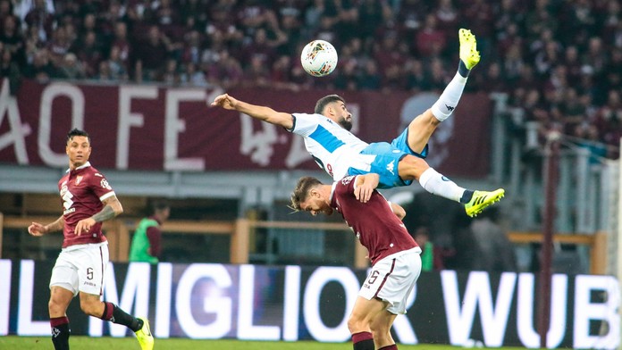 Hrůzný souboj! Fotbalista zachránil soupeře od vážného zranění