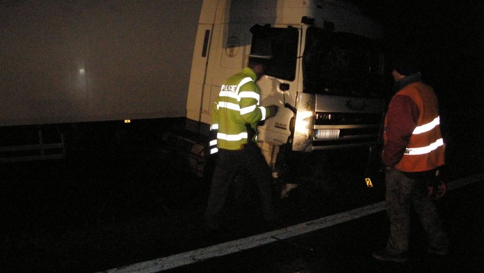 Kamion na Vsetínsku přejel muže, na jihu Čech zemřel motorkář