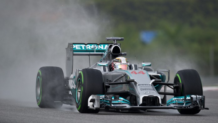 F1 ON-LINE: Hamilton ovládl deštivou kvalifikaci v Malajsii